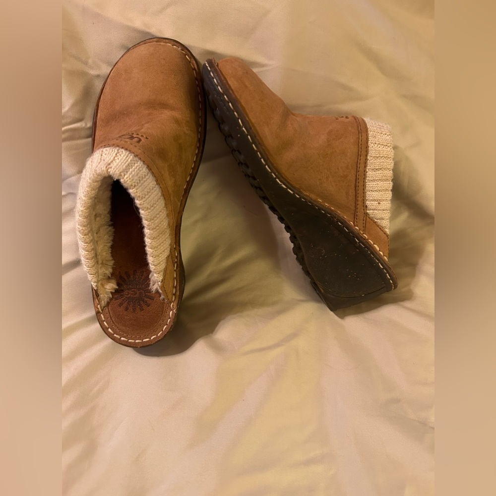 NWOT Women’s Ugg Clogs w Fur Lined Top tiny colored flakes show in sole.Gorgeous